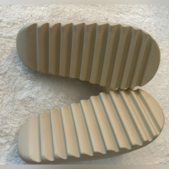 Adidas Yeezy NWOT size 11 bone color - Picture 2 of 4